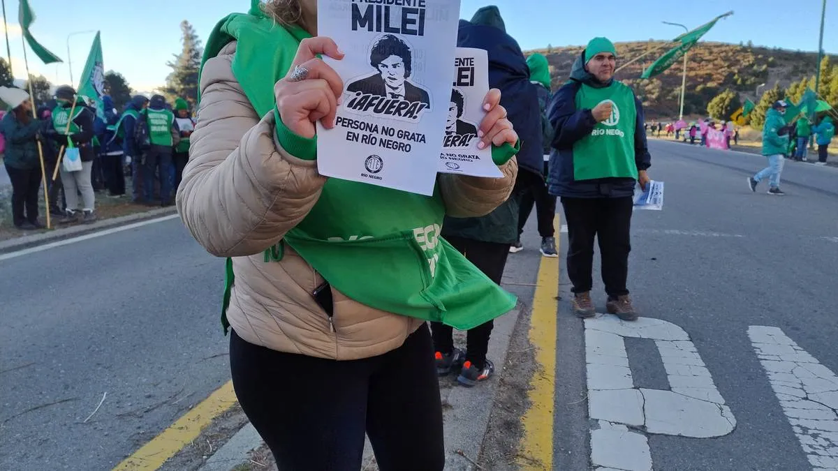 Milei, en Bariloche: ATE bloqueó el aeropuerto y los caminos al hotel Llao Llao