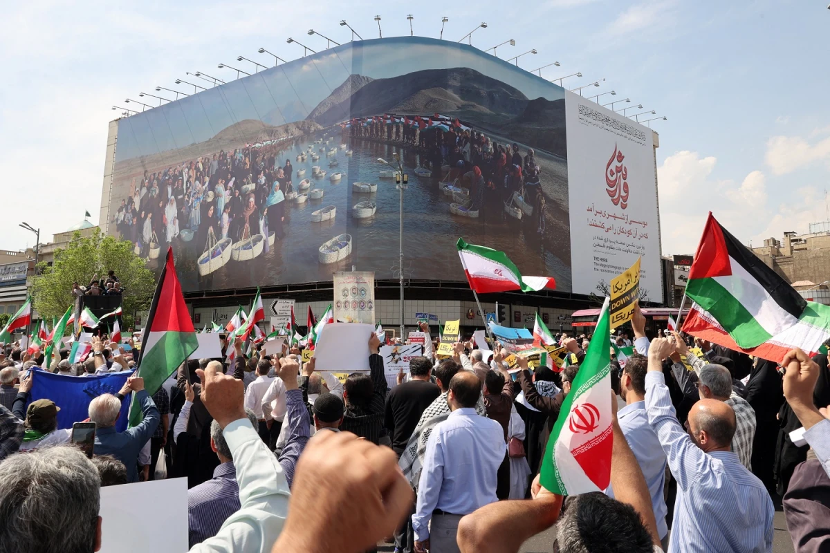 Los iraníes ondean las banderas de Palestina e Irán que se reúnen durante una manifestación antiisraelí después de la oración del mediodía en Teherán. AFP