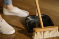 ¿Barrer de noche trae mala suerte? El origen de una creencia que aún persiste
