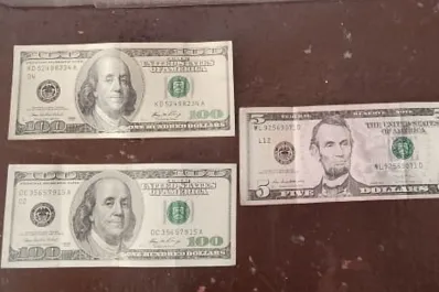 Un hombre comercializaba dólares falsos y terminó detenido
