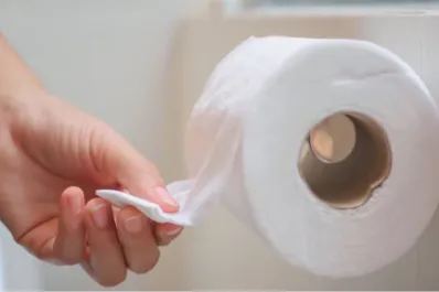 Papel, toallita húmeda o agua: ¿cuál es la mejor manera de limpiarse después de ir al baño según los médicos?