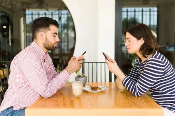 Errores que debes evitar en una primera cita con alguien de una app