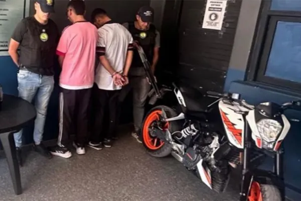 En una moto de lujo hacían salideras bancarias y se llevaron $ 2 millones de una camioneta