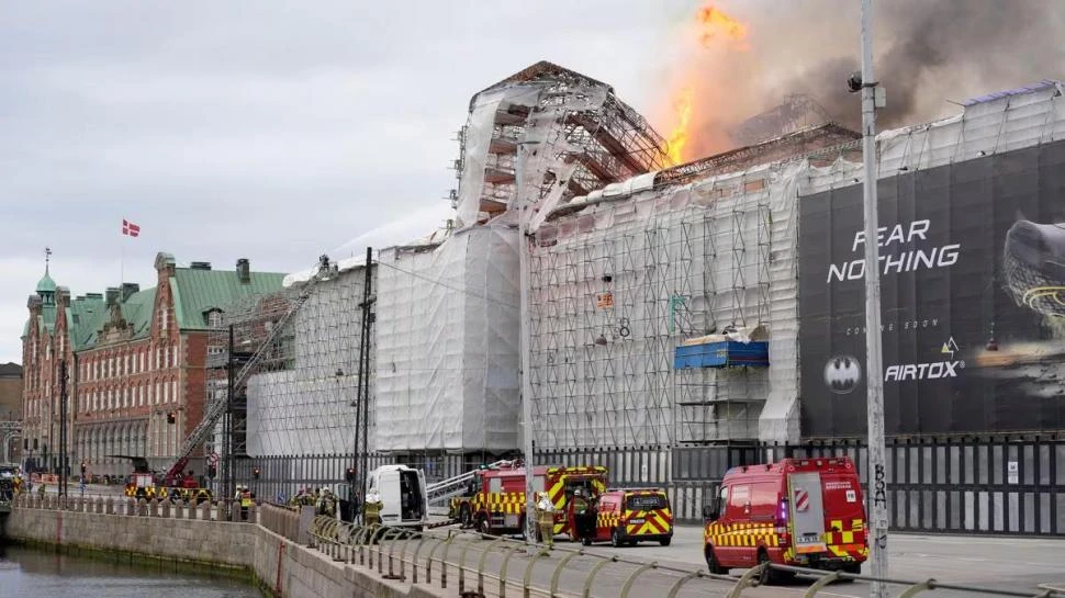 La Bolsa de Copenhague: la fachada calcinada se derrumbó