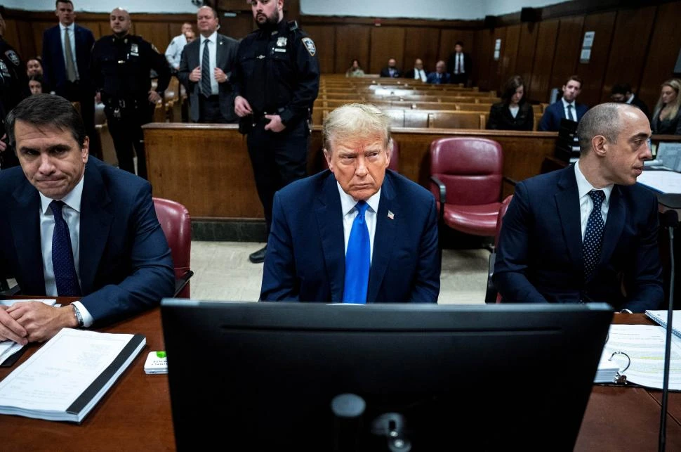 ACUSADO. Trump comparece ante el tribunal criminal de Manhattan.  