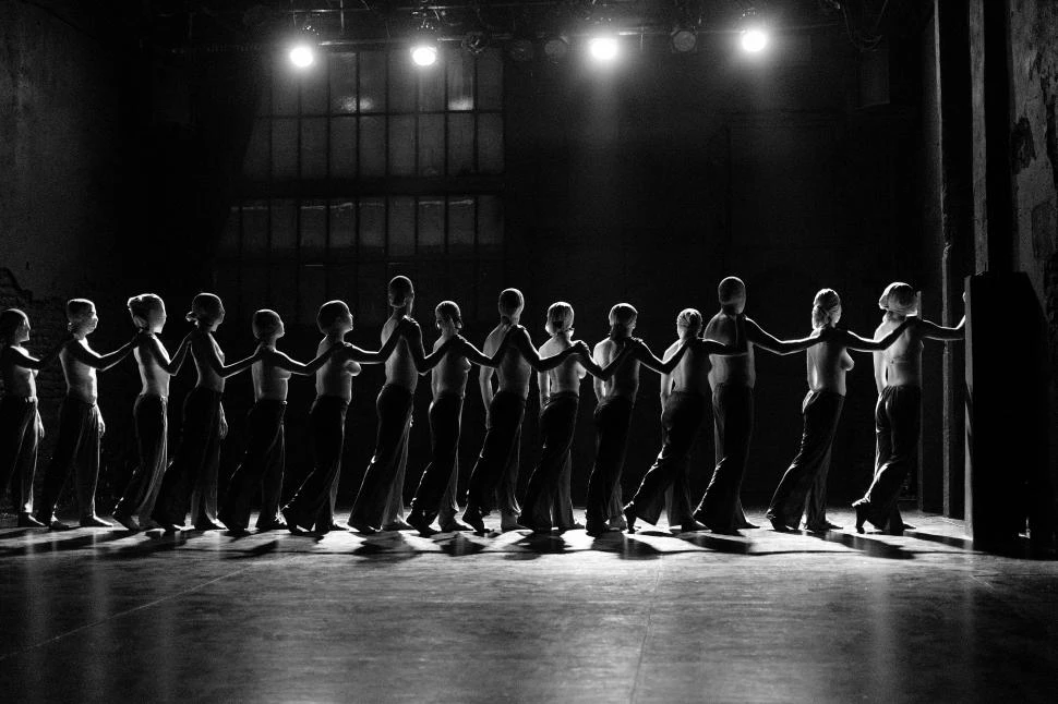 AGUDIZAR LOS SENTIDOS. La Compañía Vórtice busca redefinir los vínculos en “Teoría de mi cuerpo enamorado”, que abre el festival Tucumán Danza.