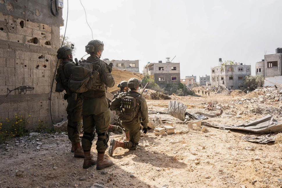 OPERATIVO. Soldados israelíes recorren los restos de lo que fue un barrio con edificios en Ciudad de Gaza.