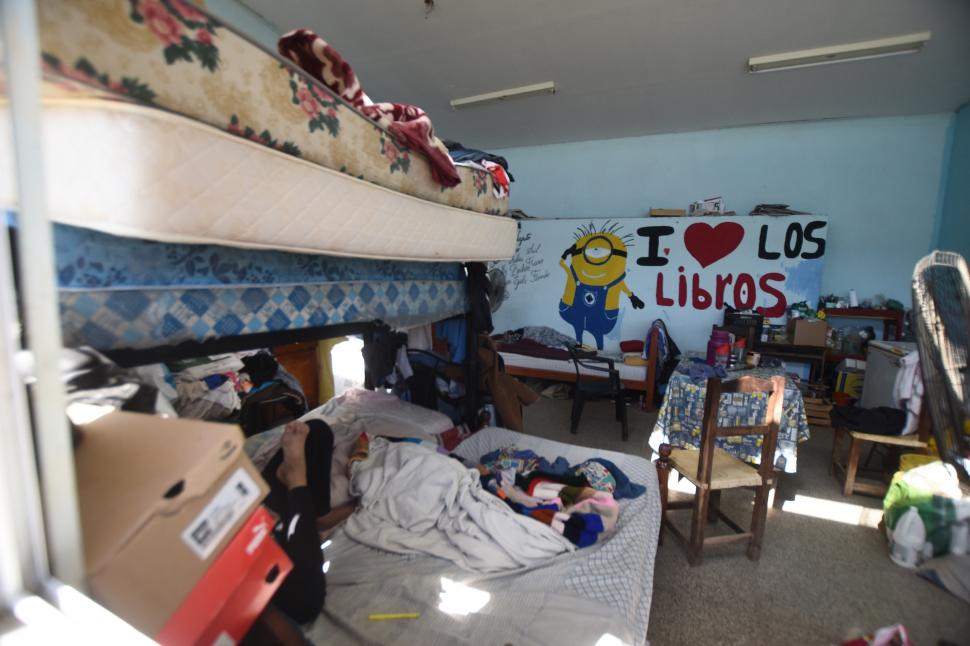 EL REFUGIO. Así viven las tres familias que fueron evacuadas al Centro de Integración Comunitaria de Niogasta (CIC).