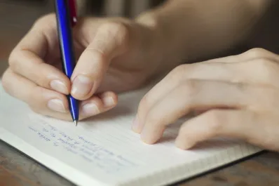 ¿Cómo escriben las personas celosas? Las claves de la grafología para identificar a estas personas