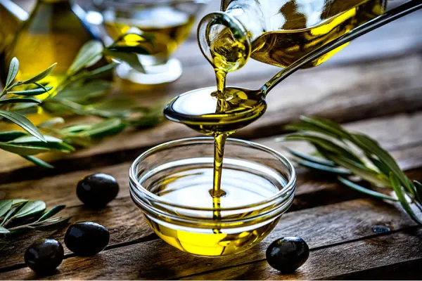 Aceite de oliva para quitar las manchas de acné: cómo hacer este remedio natural efectivo