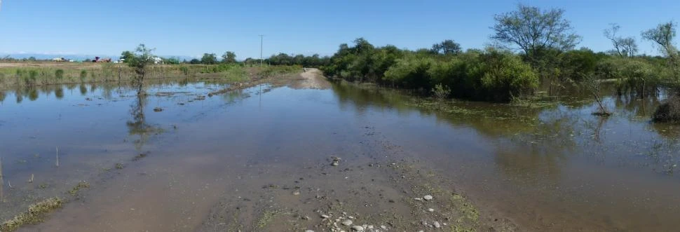 CAMINOS ANEGADOS. La principal ruta de acceso a la comuna de Niogasta todavía permanece tapada por agua, hace una semana el río Chico se desbordó por segunda vez en el año y causó estragos en la zona del Frontal. 
