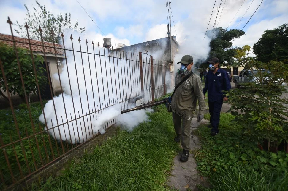 OPERATIVO. Los agentes recorren los barrios donde hay casos para realizar fumigaciones y combatir los Aedes. la gaceta / foto de osvaldo ripoll