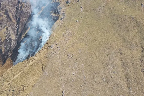 Equipos de Defensa Civil sofocaron un incendio en Mala Mala, en alta montaña