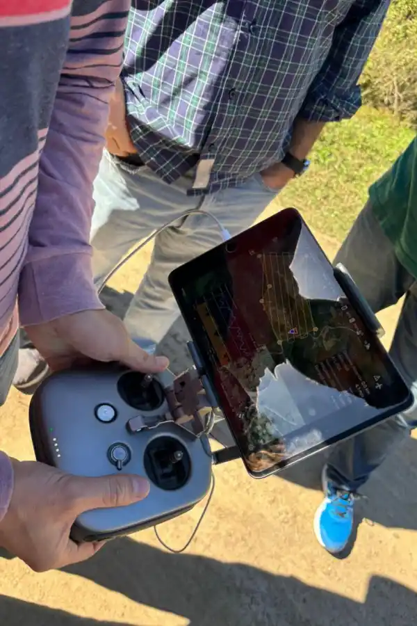 EL OPERATIVO. El camión de Gendarmería ingresa al predio ubicado al sur de San Javier, casi en el límite con Villa Nougués.