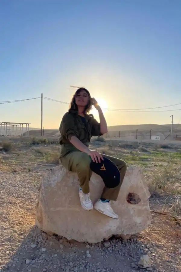 La joven se encuentra dividida entre dos hogares