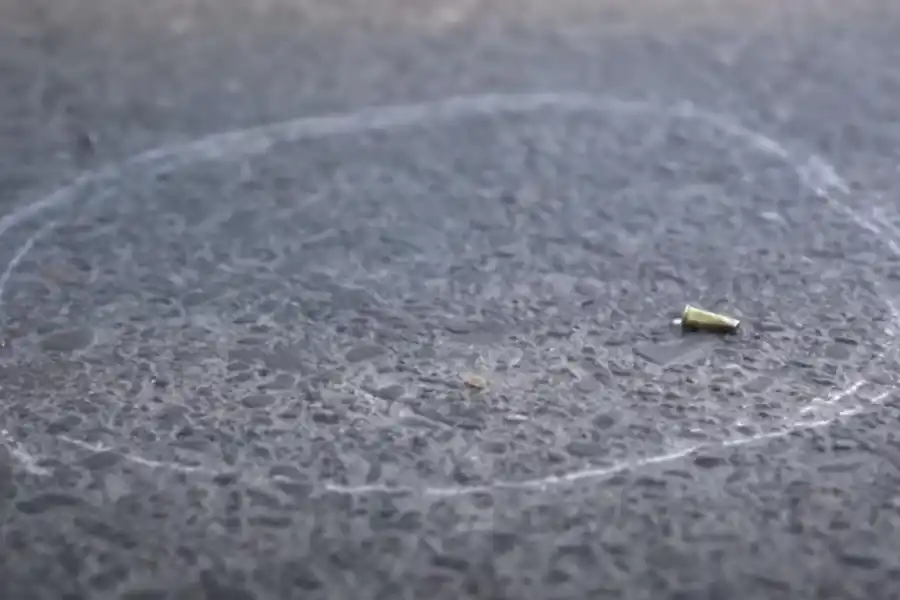 VAINAS. La Policía marcó los restos de proyectiles hallados en la avenida.