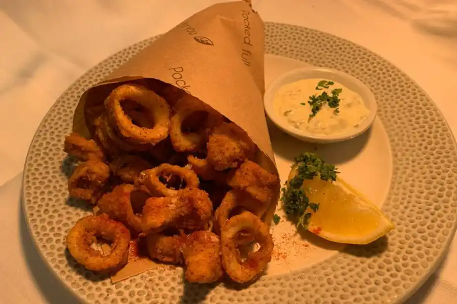 RABAS. Calamares fritos en el restaurante The Waterfront