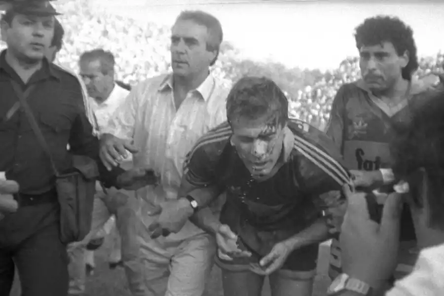 SUSPENSIÓN. Pastoriza acompaña a Marangoni sangrante, hacia el vestuario.