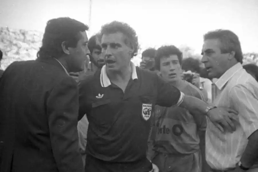 FINAL DEL PARTIDO. Pastoriza y Chabay discutiendo por la decisión del arbitro.