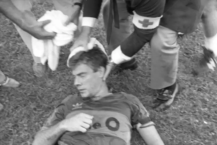 AGRESIÓN. Marangoni recibe asistencia médica luego ser golpeado por una piedra.