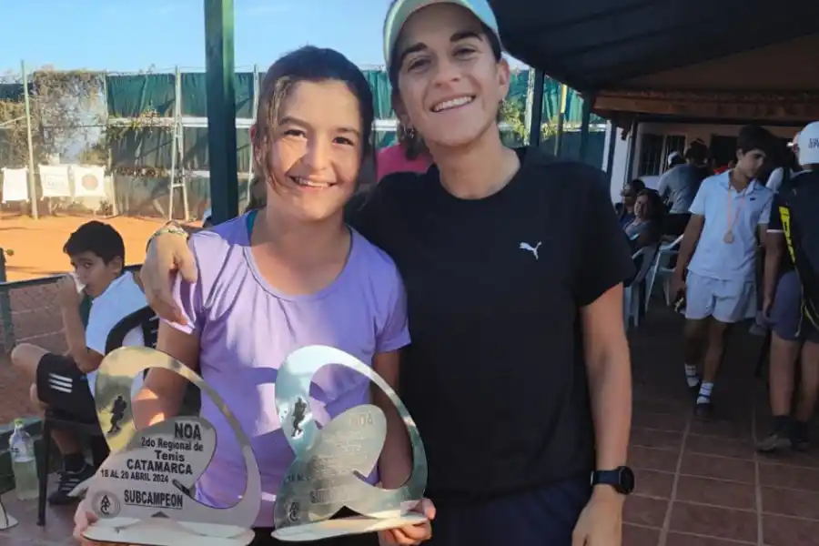 DOBLETE. Guadalupe Muro (izquierda), subcampeona en singles y dobles en Sub 14