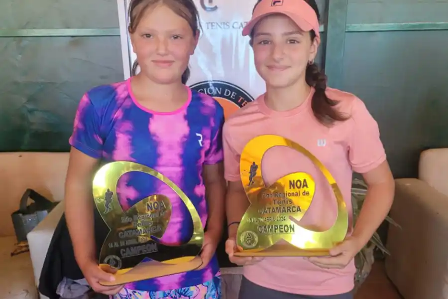 FELIZ. Delfina Koch (derecha) con su trofeo de dobles en Sub 12, junto a su compañera, Inés Mardones