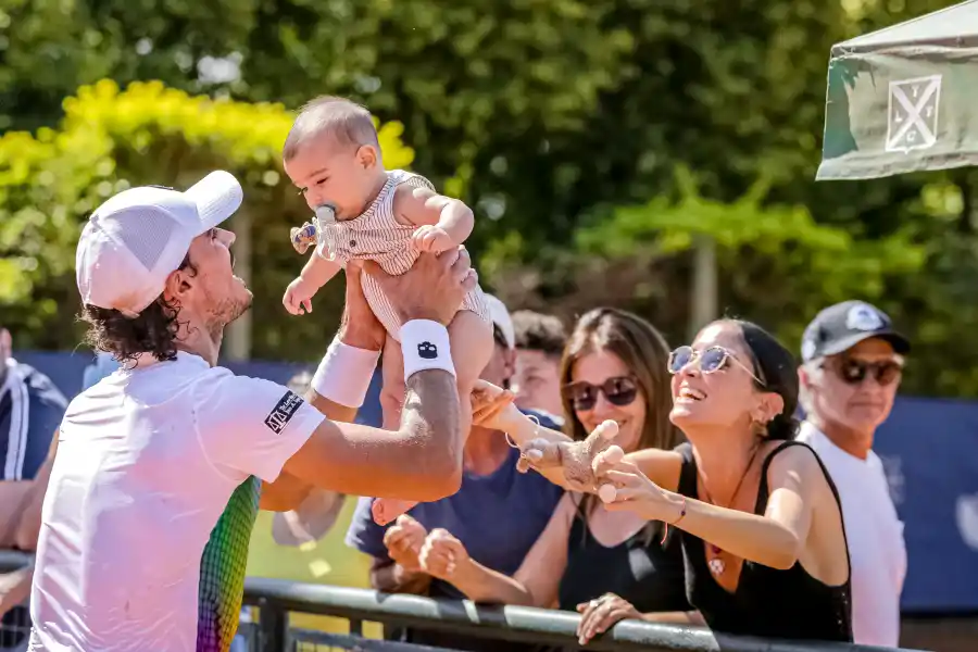PURA EMOCIÓN. Collarini recibe a su hijo Benicio de manos de su esposa, Delfina, instantes después de ganar la final