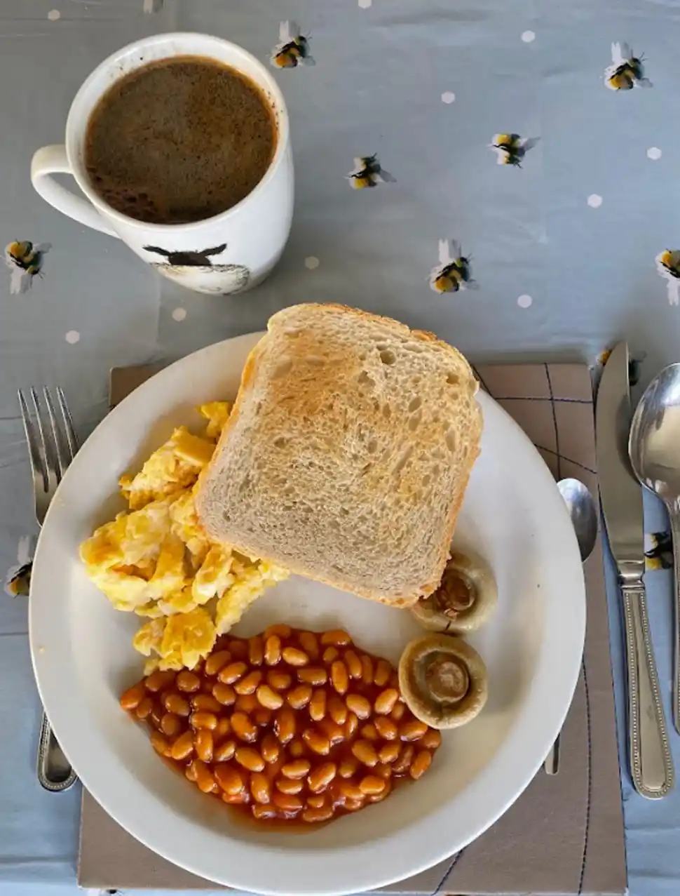 DESAYUNO INGLÉS. Huevos revueltos, porotos, champiñones y una tostada