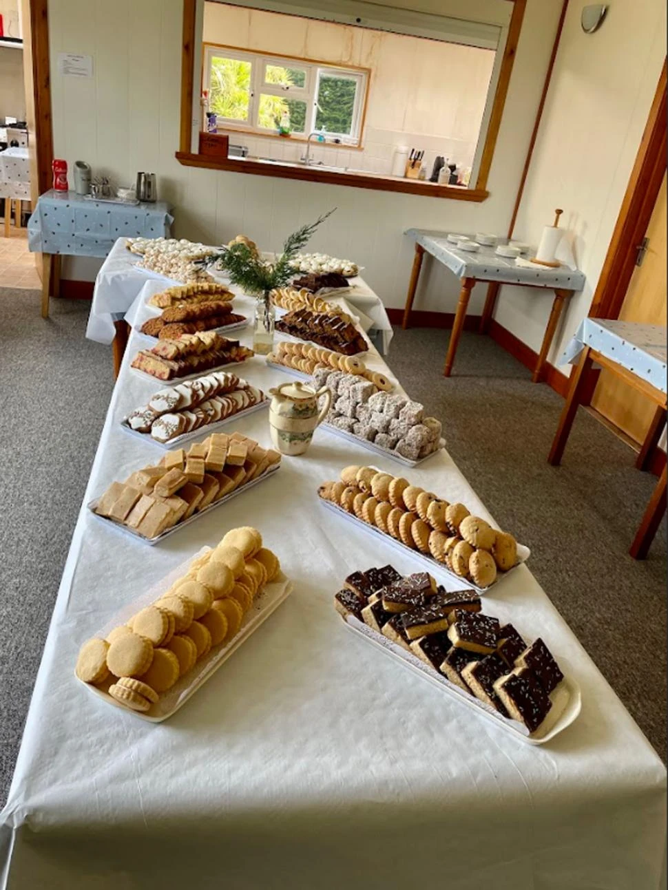 LA MESA LARGA DEL TÉ. Una muestra de la pastelería de las Islas Malvinas fotos de irene benito, de The Bake Safe y de The Waterfront