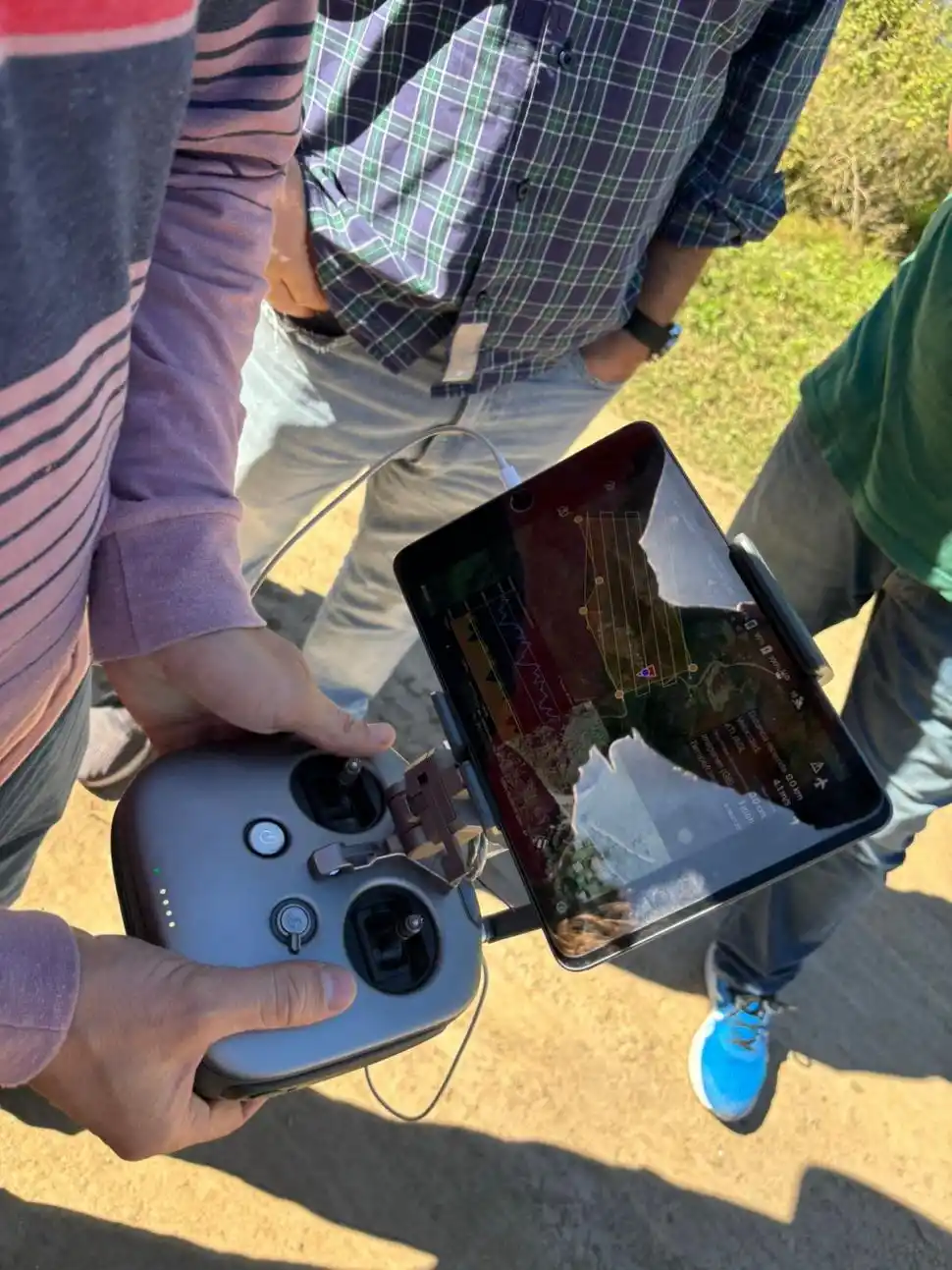 EL OPERATIVO. El camión de Gendarmería ingresa al predio ubicado al sur de San Javier, casi en el límite con Villa Nougués.