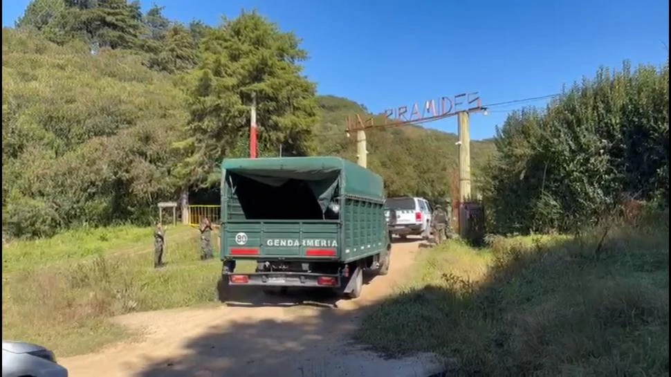EL OPERATIVO. El camión de Gendarmería ingresa al predio ubicado al sur de San Javier, casi en el límite con Villa Nougués.