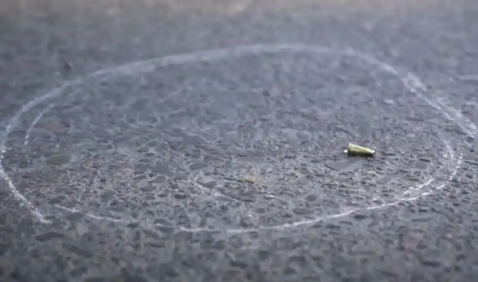 VAINAS. La Policía marcó los restos de proyectiles hallados en la avenida.