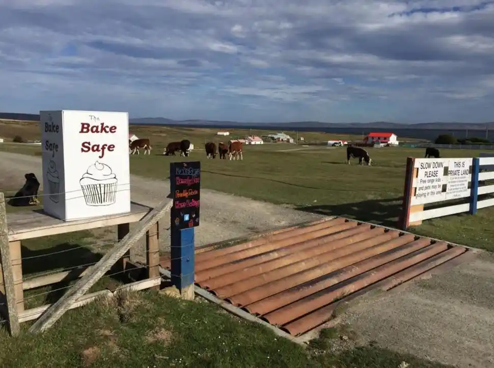 “PASTELERÍA BUZÓN”. The Bake Safe en la entrada de Johnson Harbour