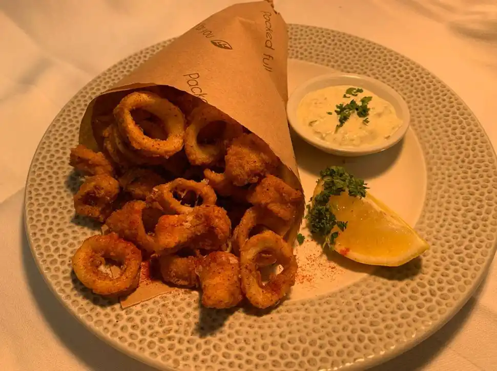 RABAS. Calamares fritos en el restaurante The Waterfront