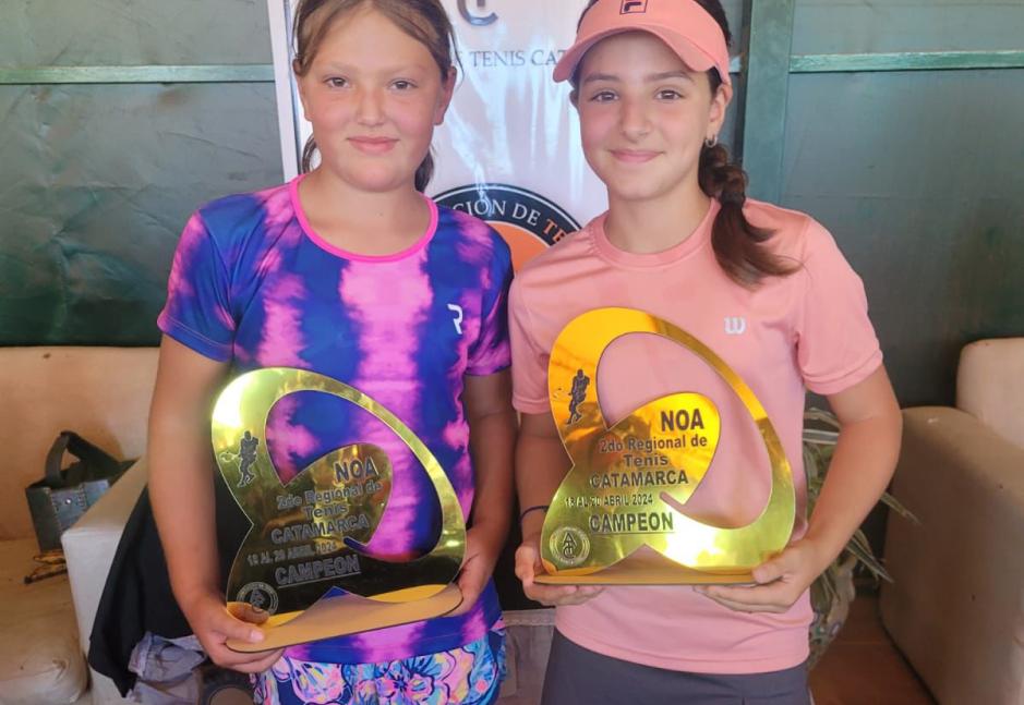 FELIZ. Delfina Koch (derecha) con su trofeo de dobles en Sub 12, junto a su compañera, Inés Mardones