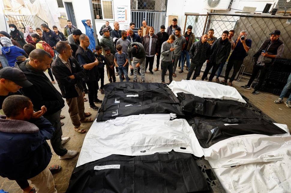 SECUELAS. Velan los cuerpos de palestinos muertos en los bombardeos.