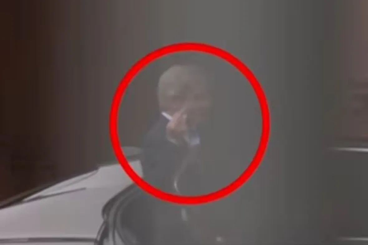 El grosero gesto de Luis Caputo hacia una mujer que lo insultó afuera de la Casa Rosada