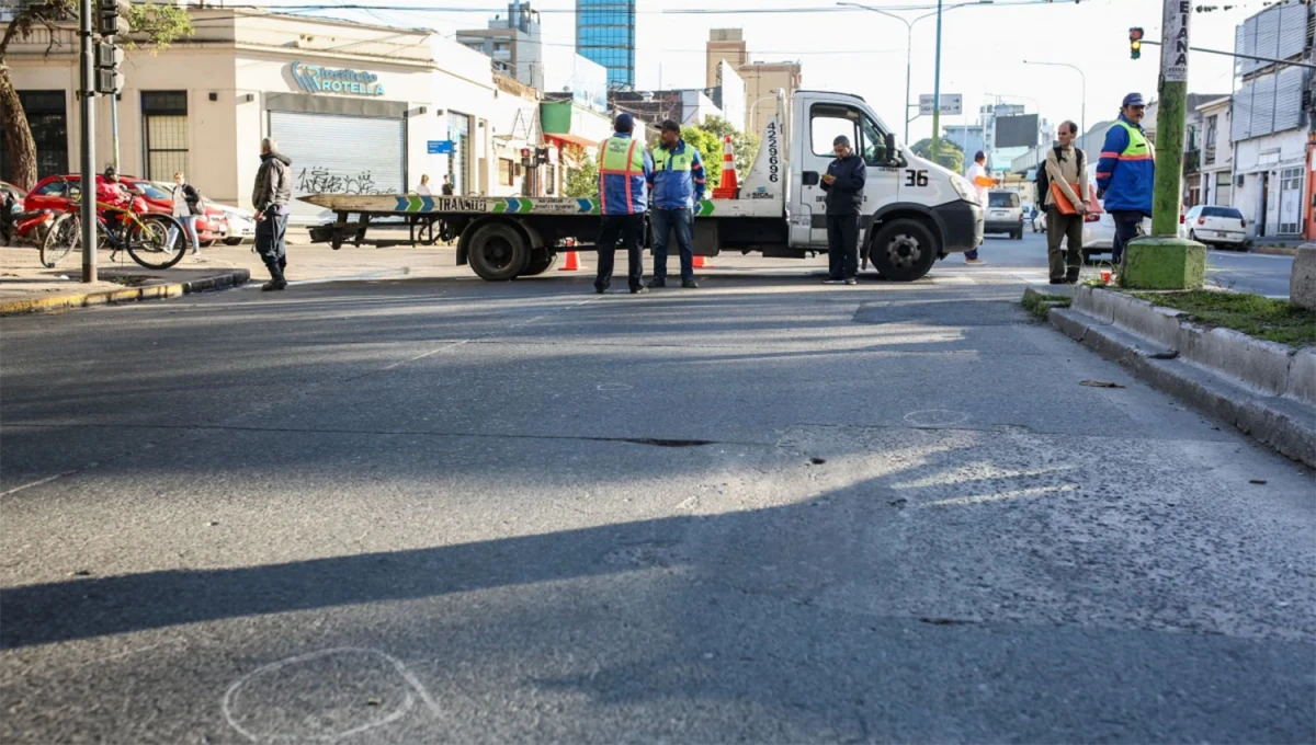 LA ESCENA. Inspectores de tránsito preservan el lugar a la espera de la llegada de los peritos. 