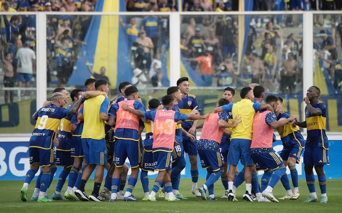 FESTEJO EUFÓRICO. Los futbolistas de Boca celebraron con todo el triunfo contra River 3-2, en Córdoba. Foto tomada de X.