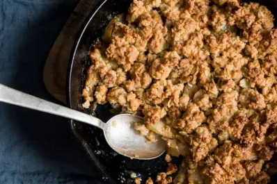 Crumble de manzana y avena: cómo preparar en cinco pasos este delicioso postre británico