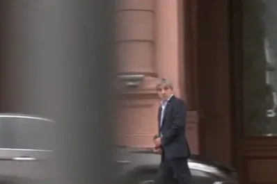 El grosero gesto de Luis Caputo hacia una mujer que lo insultó afuera de la Casa Rosada