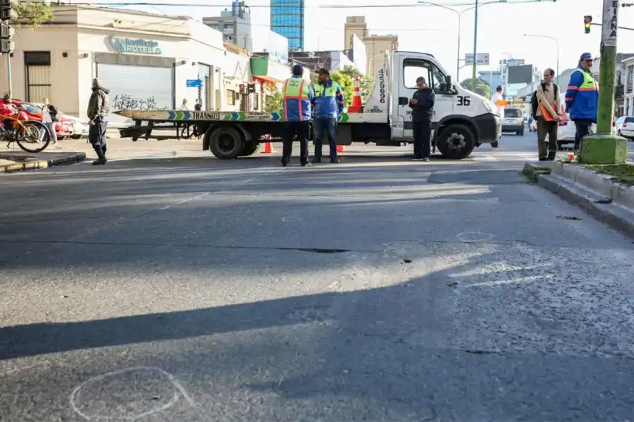 LA ESCENA. Inspectores de tránsito preservan el lugar a la espera de la llegada de los peritos. 