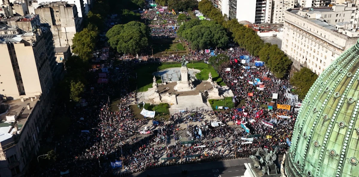 MARCHA UNIVERSITARIA. Estudiantes, familiares y dirigentes políticos se movilizan hacia la Plaza de Mayo.