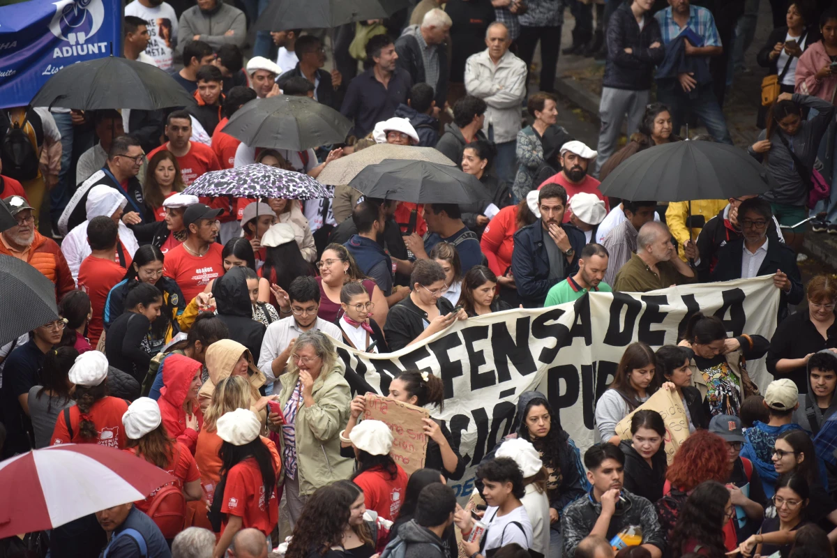 Bajo la lluvia, los tucumanos salen a defender la universidad pública
