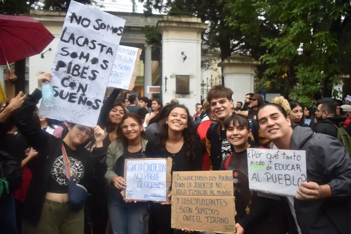 Bajo la lluvia, los tucumanos salen a defender la universidad pública