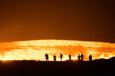“La puerta del Infierno”: un hoyo de 60 metros que arde sin parar en medio del desierto