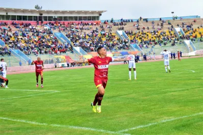 Hizo inferiores en Boca, jugó en Atlético y a los 39 años sigue vigente en el fútbol boliviano