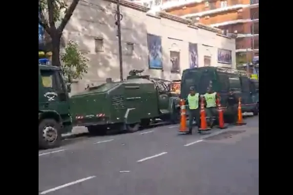 El gobierno de Milei instala camiones hidrantes, combis y cientos de agentes por la marcha universitaria