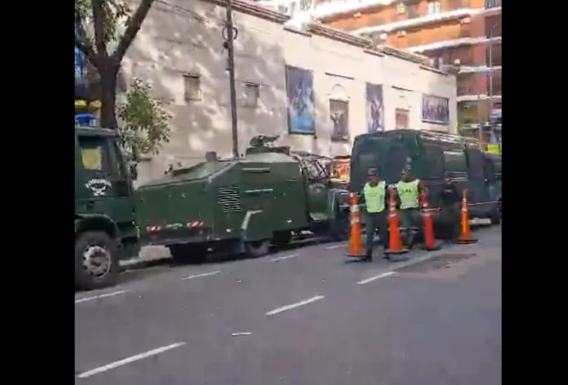 Camiones hidrantes y combis, en la calles de Buenos Aires. CAPTURA DE VIDEO
