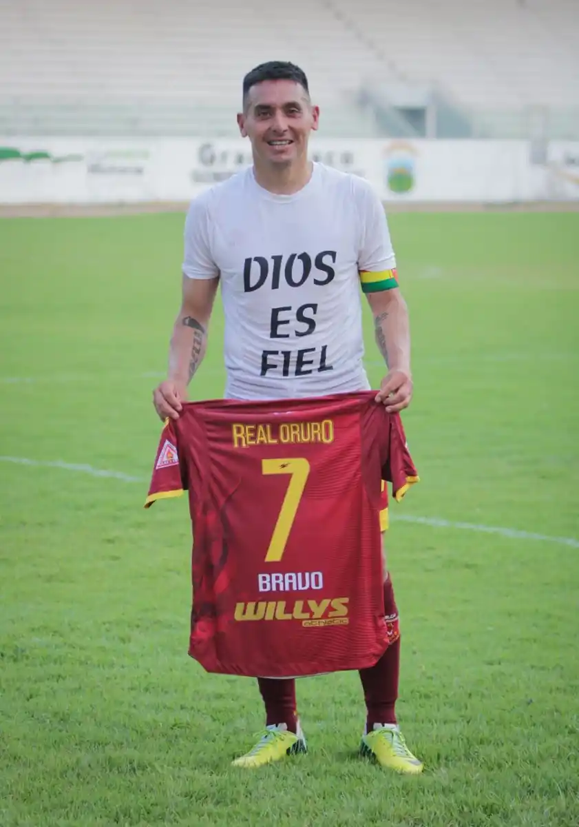 AGRADECIDO. Bravo es muy creyente y lo demuestra también en la cancha.